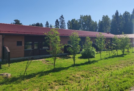 Punatiilinen rivitalo Lohitiellä Sonkajärvellä.