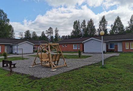 Punatiilinen rivitalo Männikkötiellä Sukevalla.