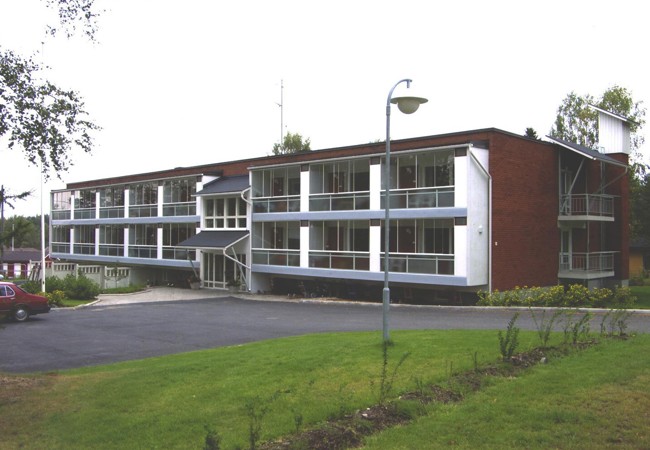 Kaksikerroksinen punatiilinen kerrostalo Onnela Lyseotiellä Sonkajärvellä