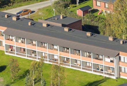 Punatiilinen 2-kerroksinen talo Peräläntiellä Sonkajärvellä.