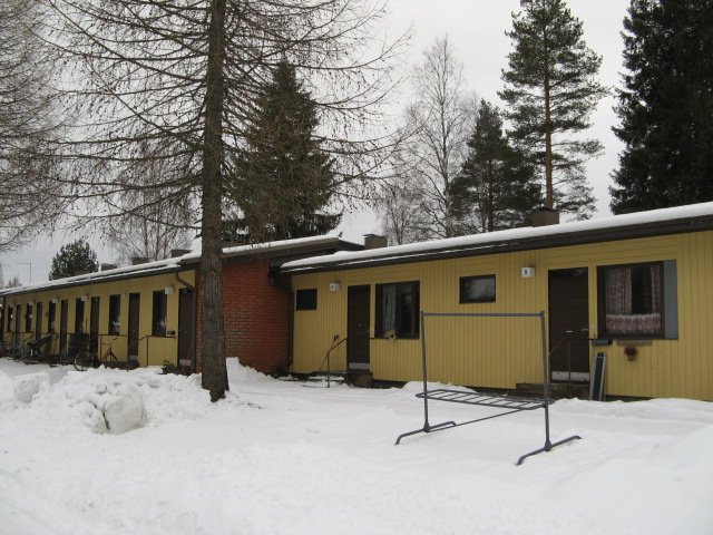 Keltainen lautarakenteinen vanhustentaloyhdistyksen rivitalo Sukevalla Toritiellä