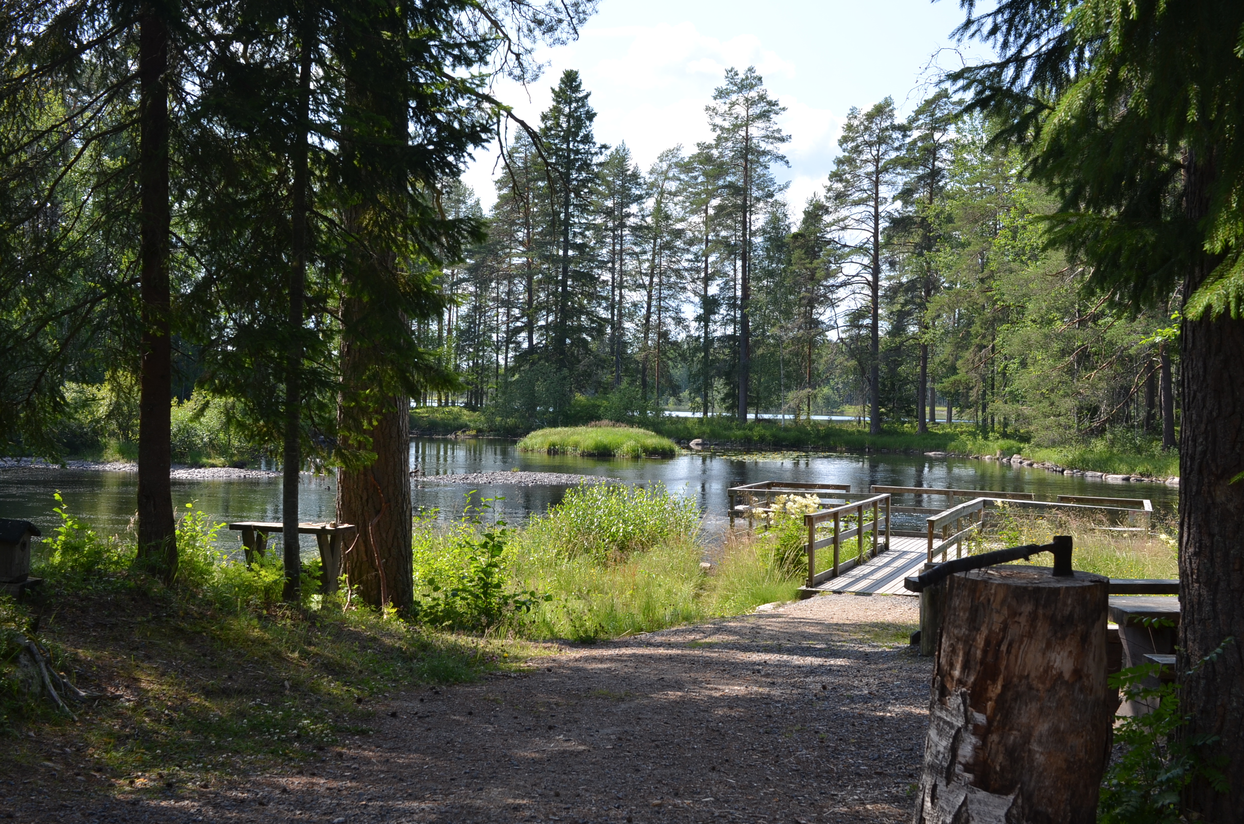 esteetön laituri ja tulipaikka